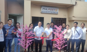 PHLPost Postmaster General Luis D. Carlos and Obando Municipality Mayor Leonardo Valeda cut the ribbon to officially open the Obando Postal Station